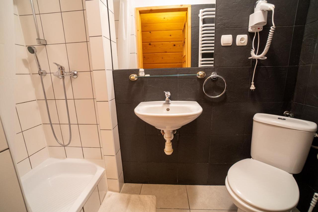 Gosciniec Debowa Gazdowka Bed & Breakfast Ustrzyki Dolne Exterior photo