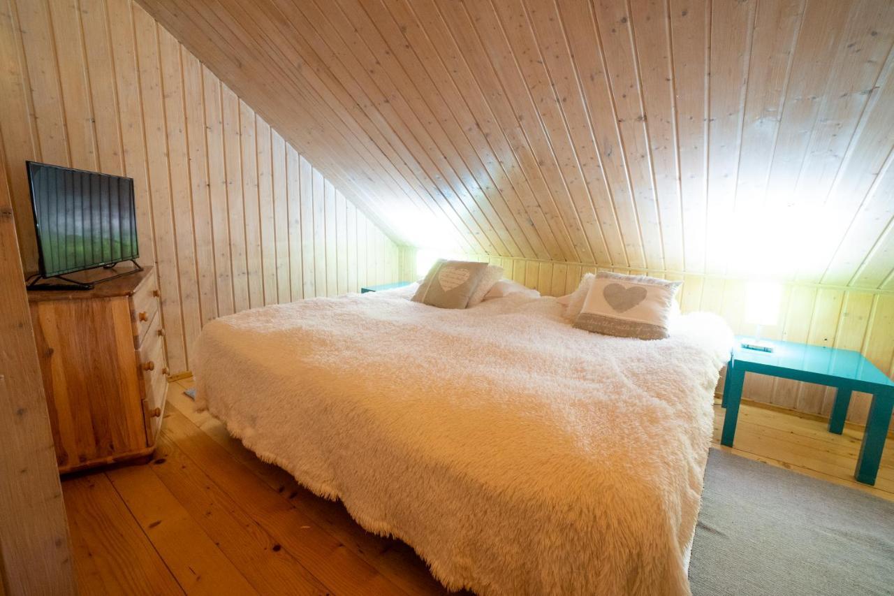 Gosciniec Debowa Gazdowka Bed & Breakfast Ustrzyki Dolne Exterior photo